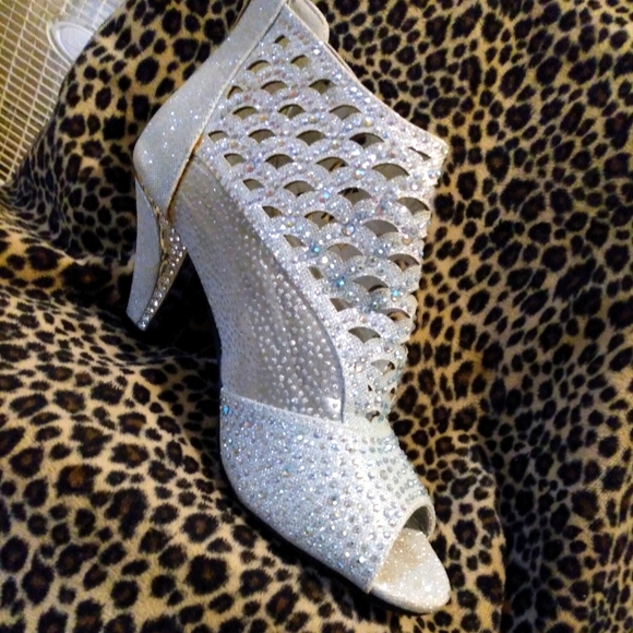Pierre Dumas peep toe Silver Heels. 7M - Picture 1 of 5